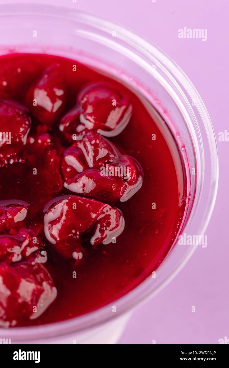dessert avec fromage à la crème et cerises dans un verre transparent Banque D'Images