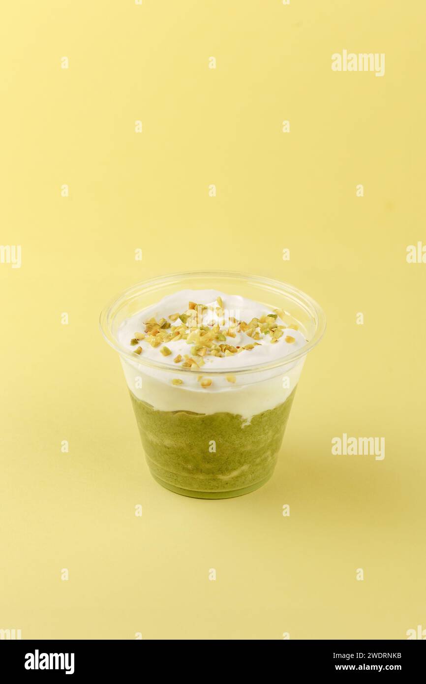 dessert avec fromage à la crème et pistaches dans un verre transparent Banque D'Images