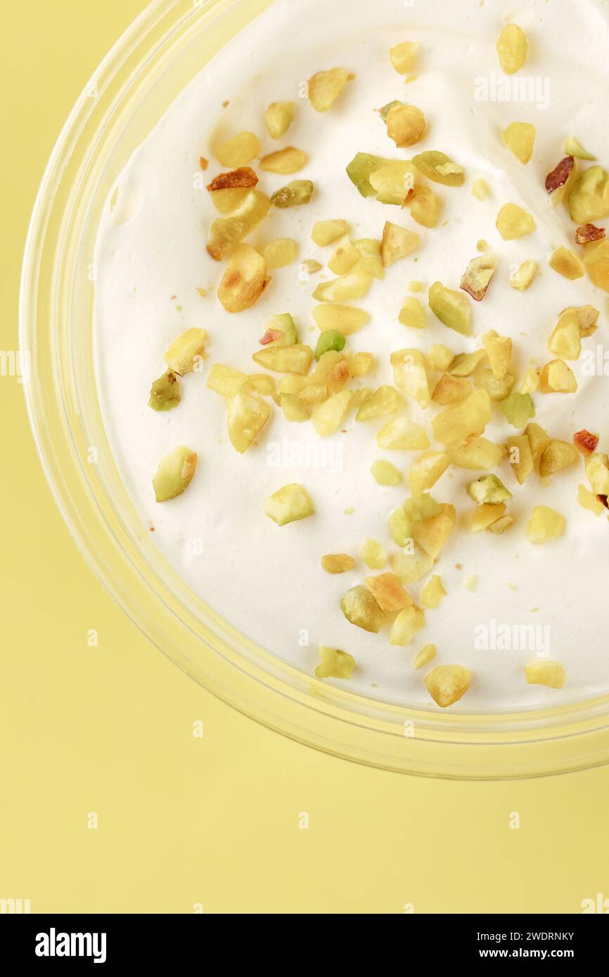 dessert avec fromage à la crème et pistaches dans un verre transparent Banque D'Images