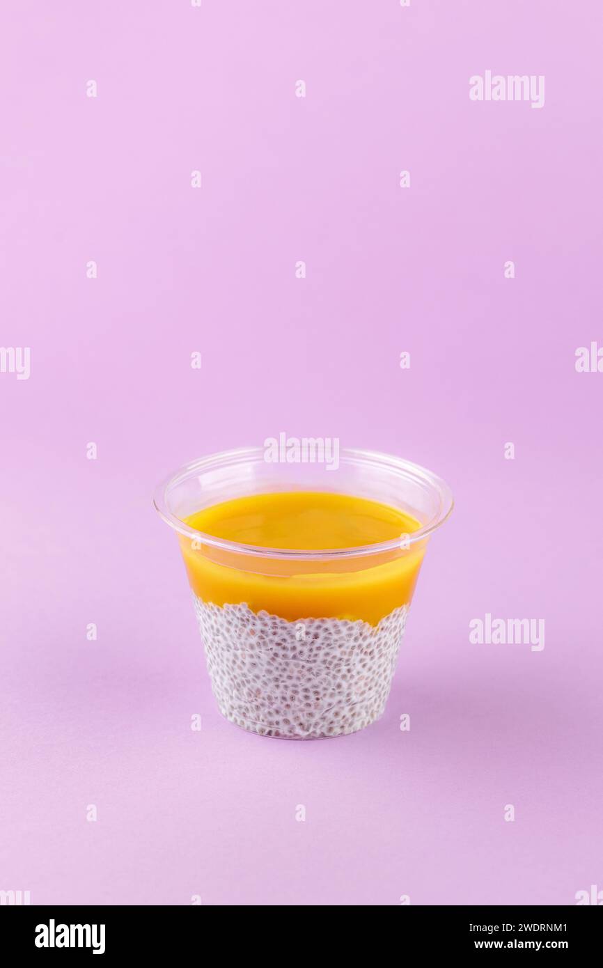 dessert avec fromage à la crème, graines de chia et mangue dans un verre transparent Banque D'Images