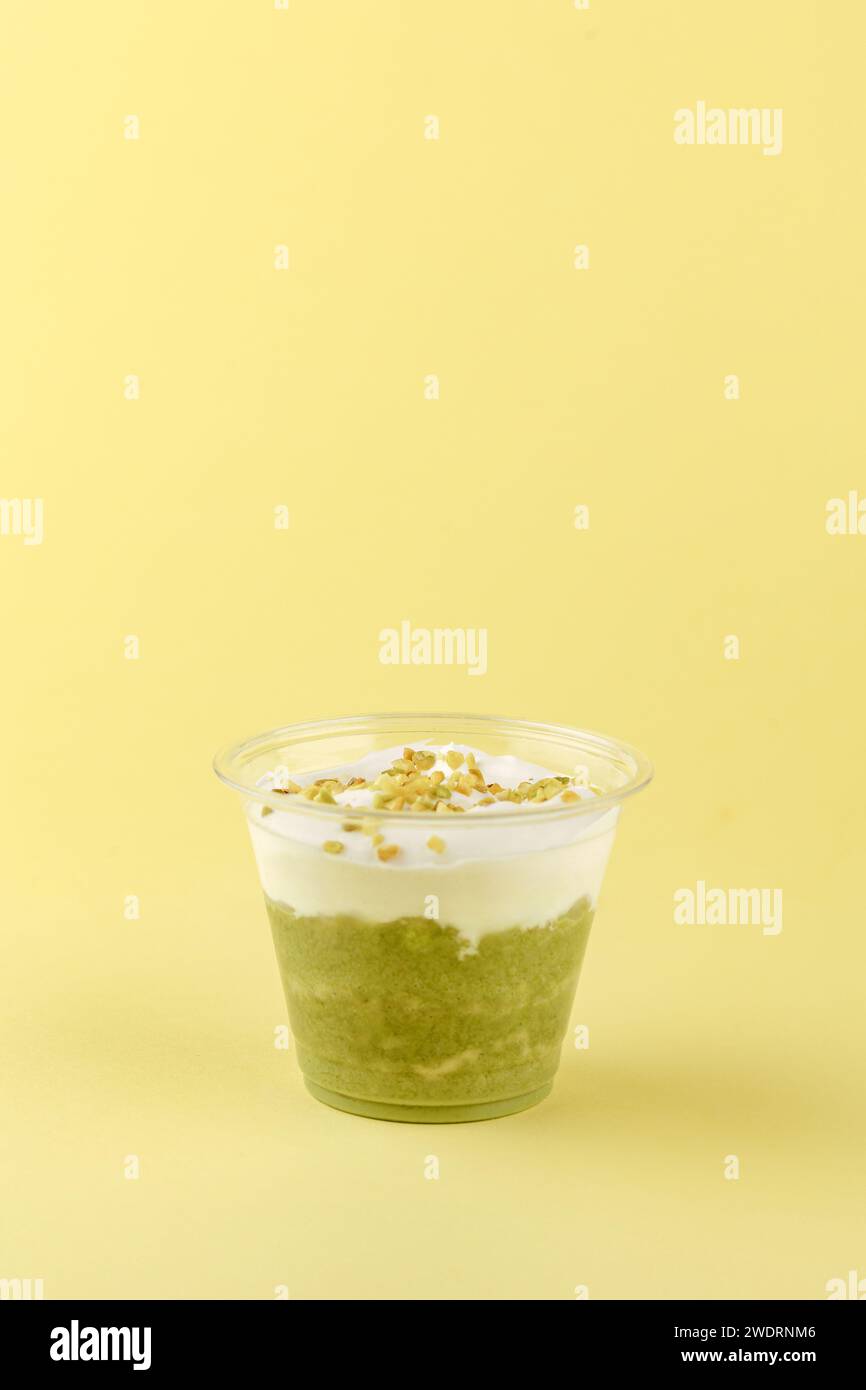 dessert avec fromage à la crème et pistaches dans un verre transparent Banque D'Images
