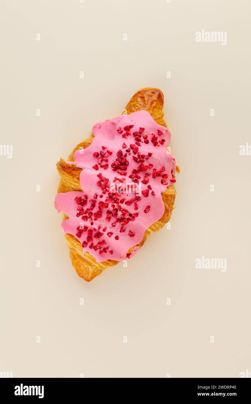 Croissants Et Fruits Rouges Croissant aux fruits rouges Banque de photographies et d’images à haute ...