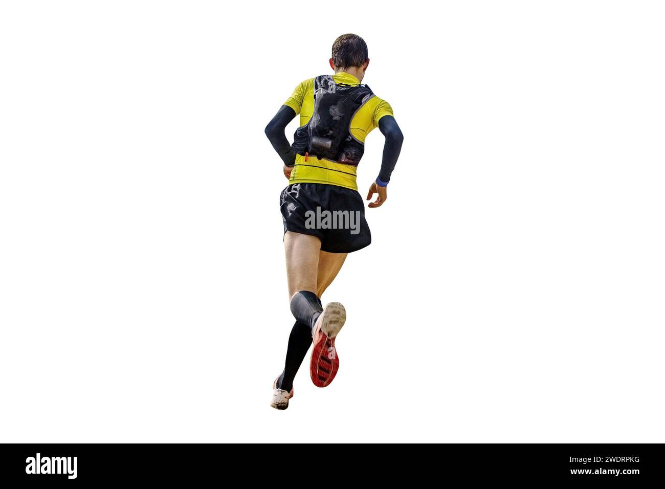 coureur masculin de vue arrière avec camelback et chaussettes de compression courant marathon de montagne isolé sur fond blanc Banque D'Images