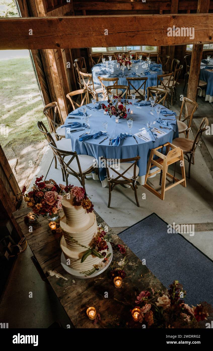 Vue de l'intérieur de la grange aménagée pour le dîner de réception de mariage Banque D'Images
