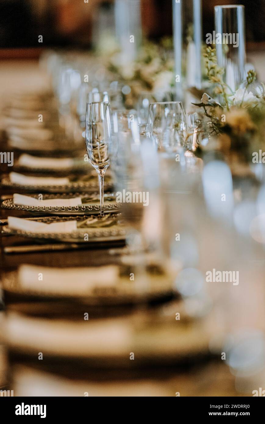 Table de dîner à la réception de mariage avec flûte à champagne Banque D'Images