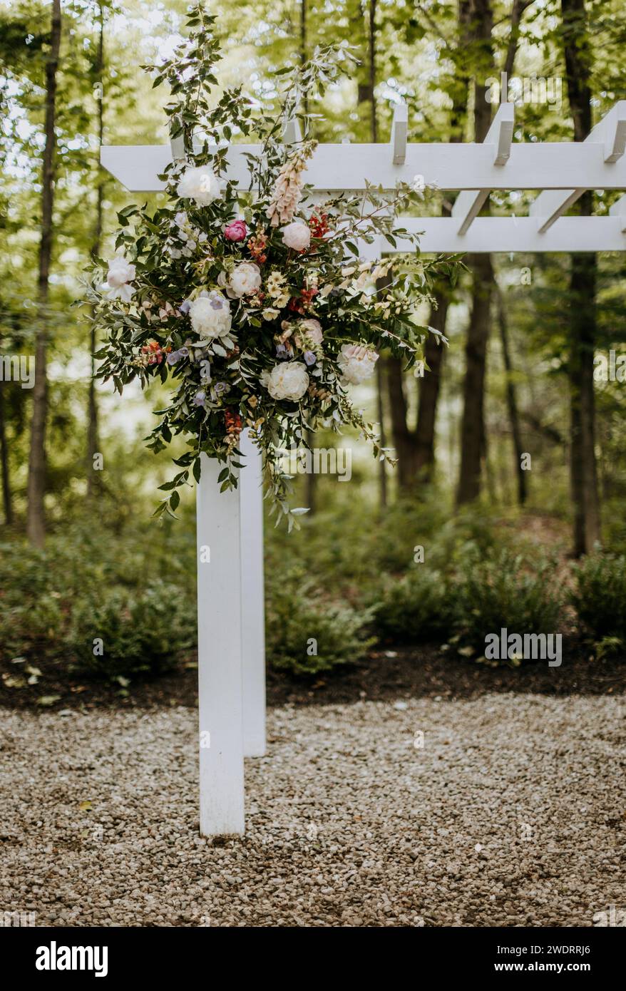 Détail du bouquet de fleurs de mariage accroché sur la tonnelle à la cérémonie de mariage Banque D'Images