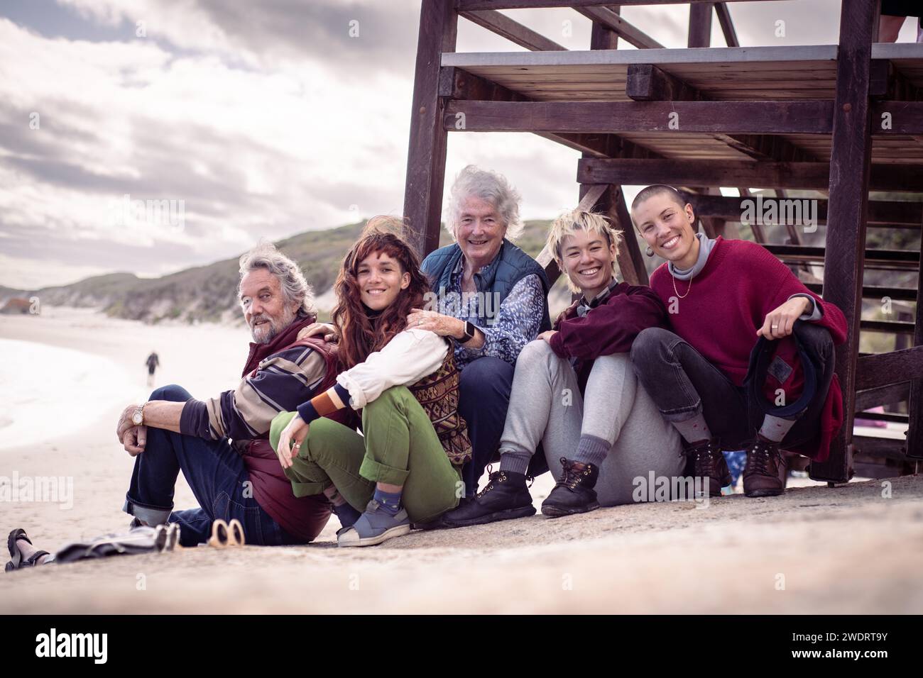 Autoportrait de famille candide lors d'un magnifique voyage sur la plage en australie Banque D'Images