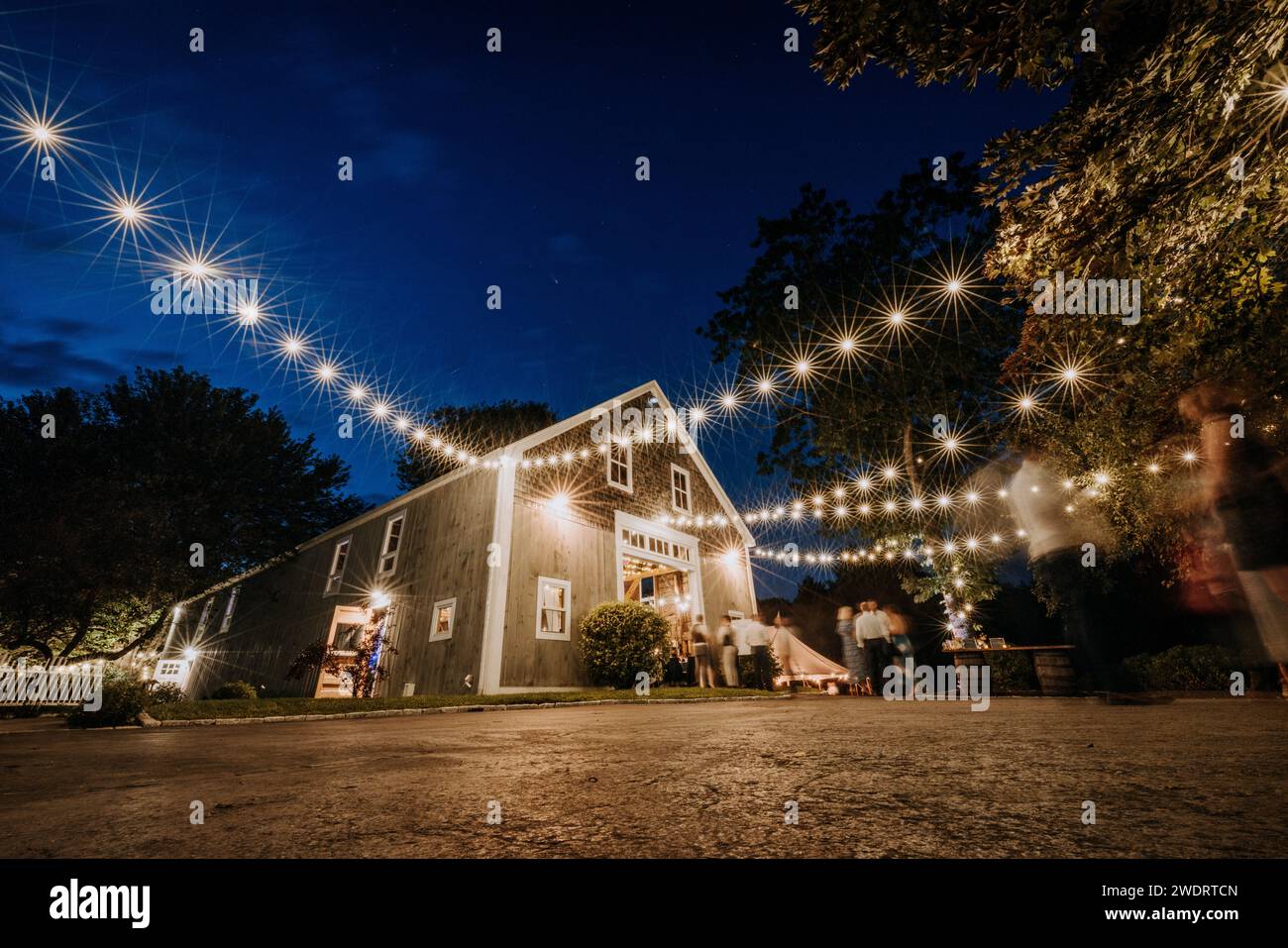 Guirlande lumineuse à l'extérieur d'une grange à la réception de mariage, Maine Banque D'Images