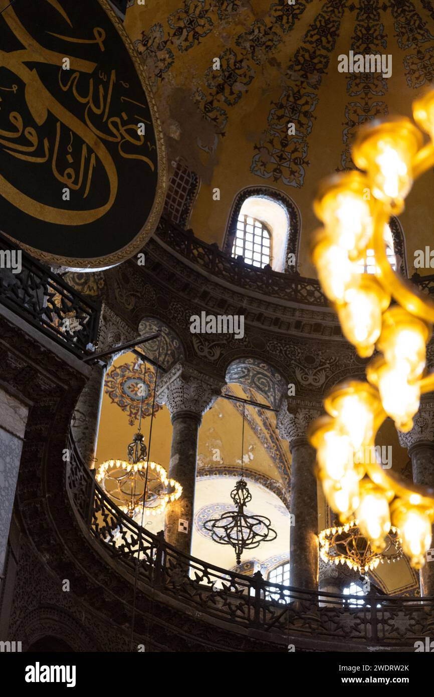 Lustre et dôme coloré de la mosquée Sainte-Sophie, Istanbul Banque D'Images