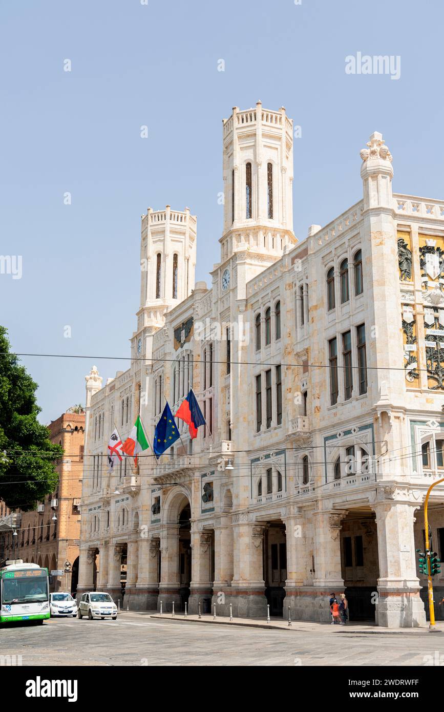 Photographie prise dans la ville de Cagliari, Italie, avec vue sur la rue et l'office du tourisme Banque D'Images
