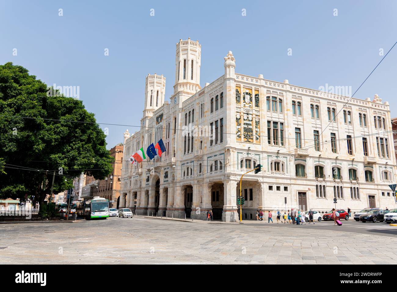 Photographie prise dans la ville de Cagliari, Italie, avec vue sur la rue et l'office du tourisme Banque D'Images