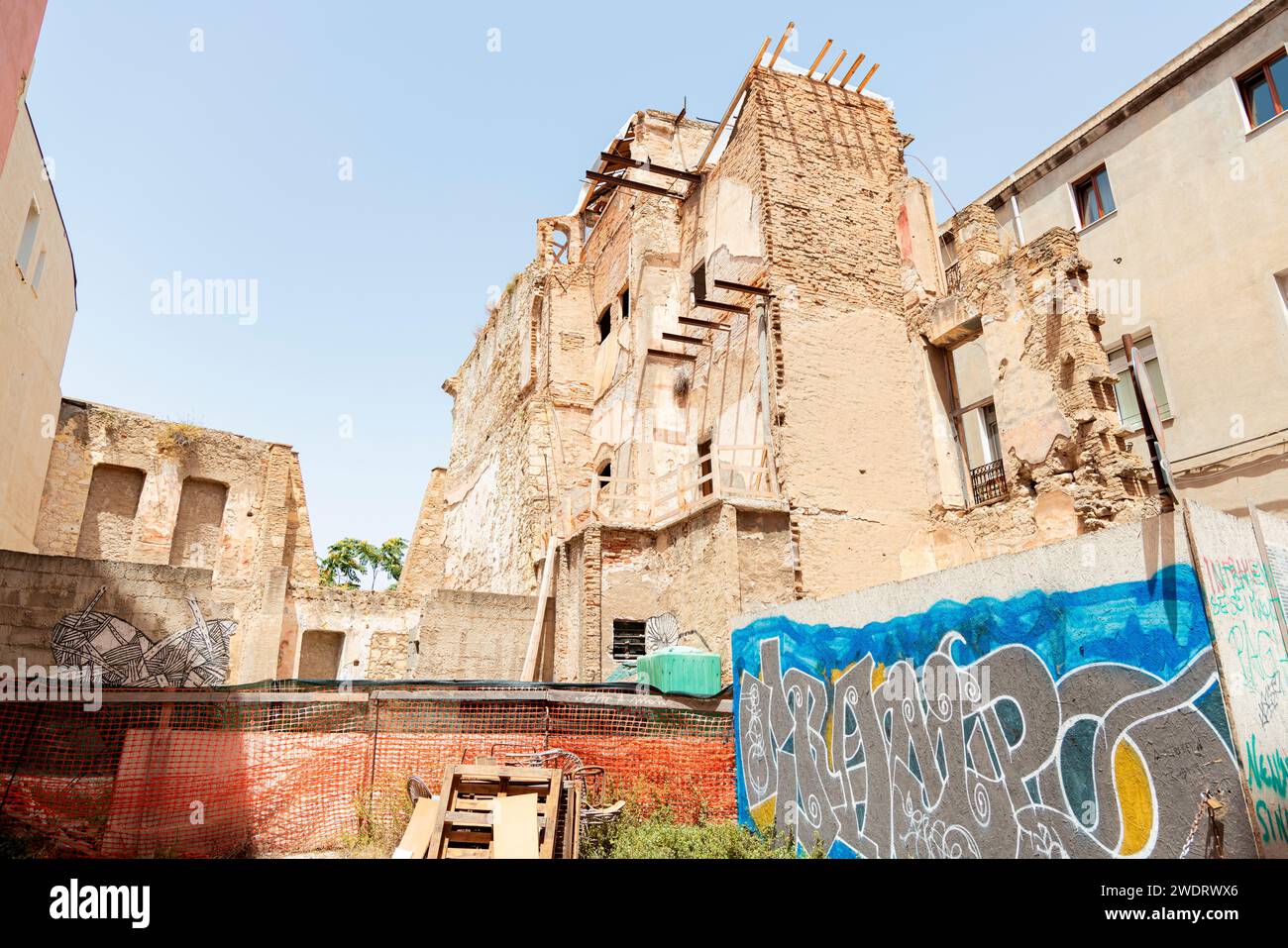 Photographie prise dans la ville de Cagliari, Italie, présentant des monuments et des images du centre-ville historique Banque D'Images