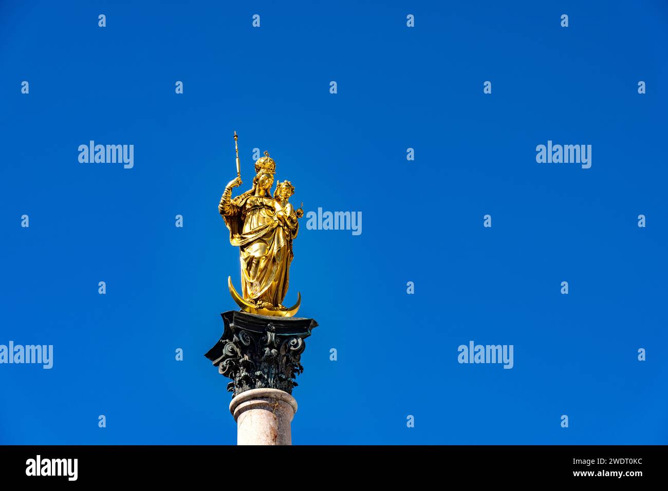 Marienstatue vor blauem Himmel à Muenchen, Bayern, Deutschland | Vierge Marie au sommet du Mariensäule et du ciel bleu à Munich, Bavière, Allemagne Banque D'Images