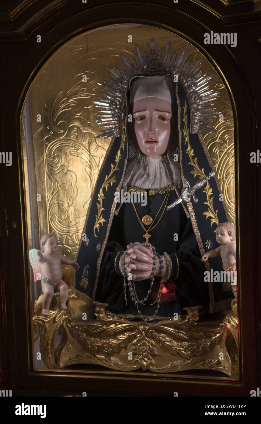 Sculpture polychrome de la Vierge Marie pleureuse avec les mains serrées et tenant des perles de chapelet. Église Saint-Laurent, Vittoriosa, Malte, Île de Malte, 2024, 2020s, HOMER SYKES Banque D'Images