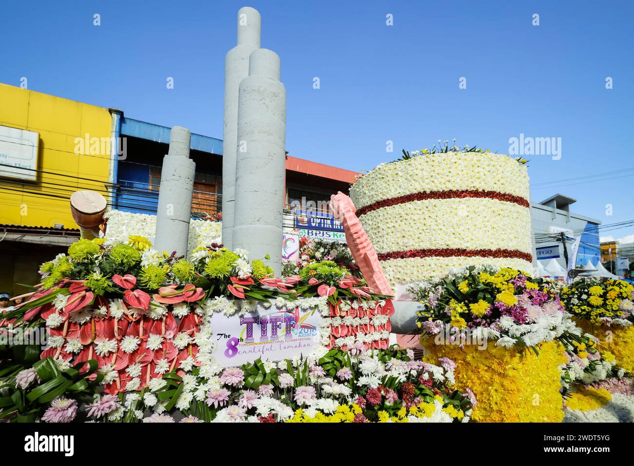 Flotteur de Pertamina, la compagnie nationale d'énergie, au défilé annuel du Festival international des fleurs de Tomohon Banque D'Images