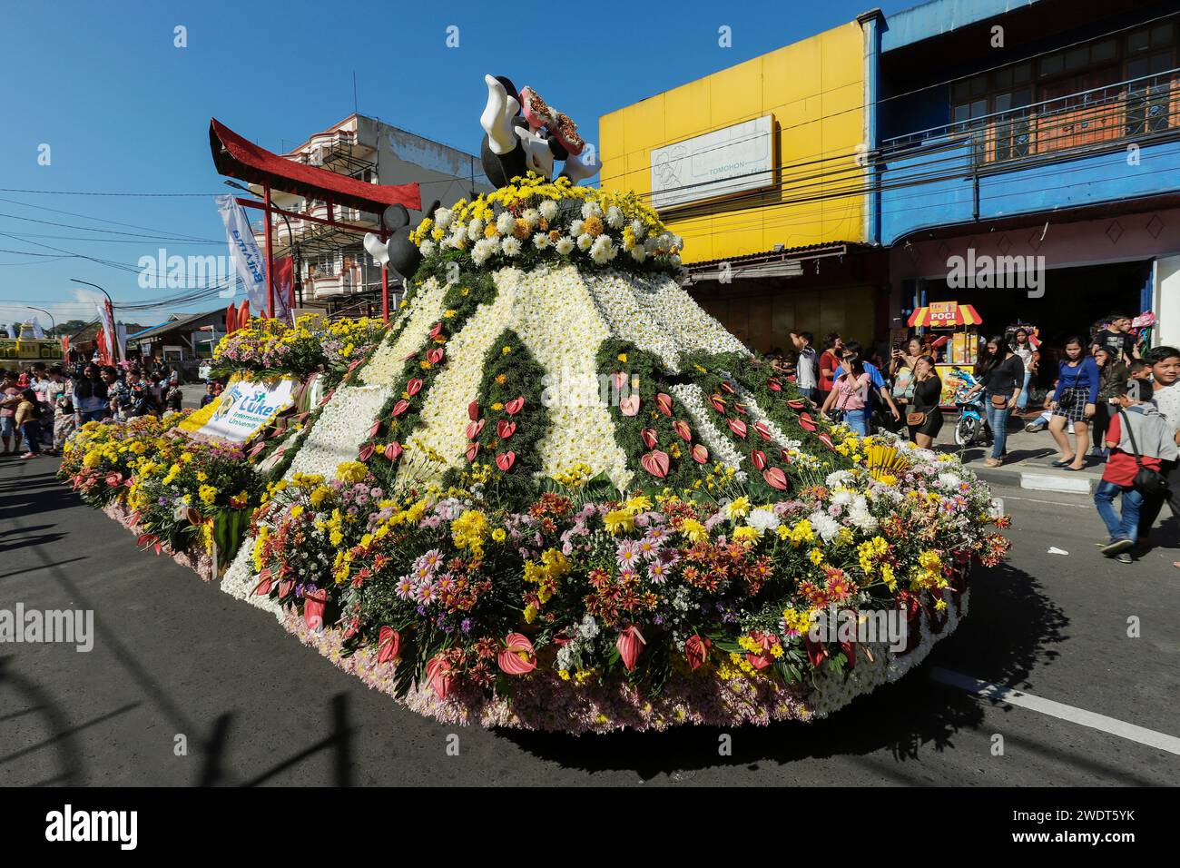 Le Japon flotte au défilé annuel du Festival international des fleurs de Tomohon dans la ville qui est le cœur de la floriculture nationale, Tomohon, Sulawesi du Nord Banque D'Images