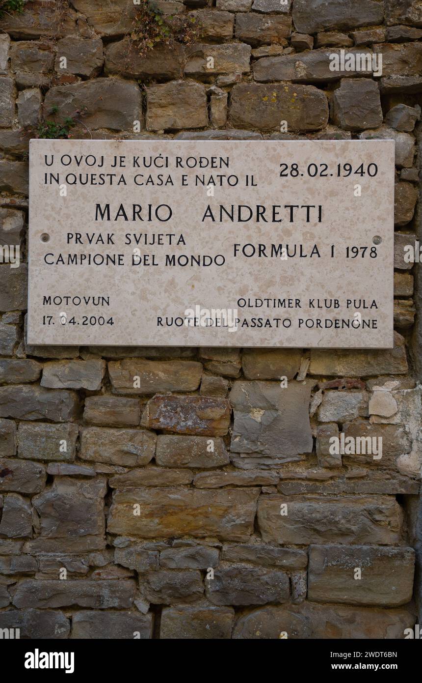 Plaque sur le mur de la maison précédente de Mario Andretti, Motovun, Istrie centrale, Croatie, Europe Banque D'Images