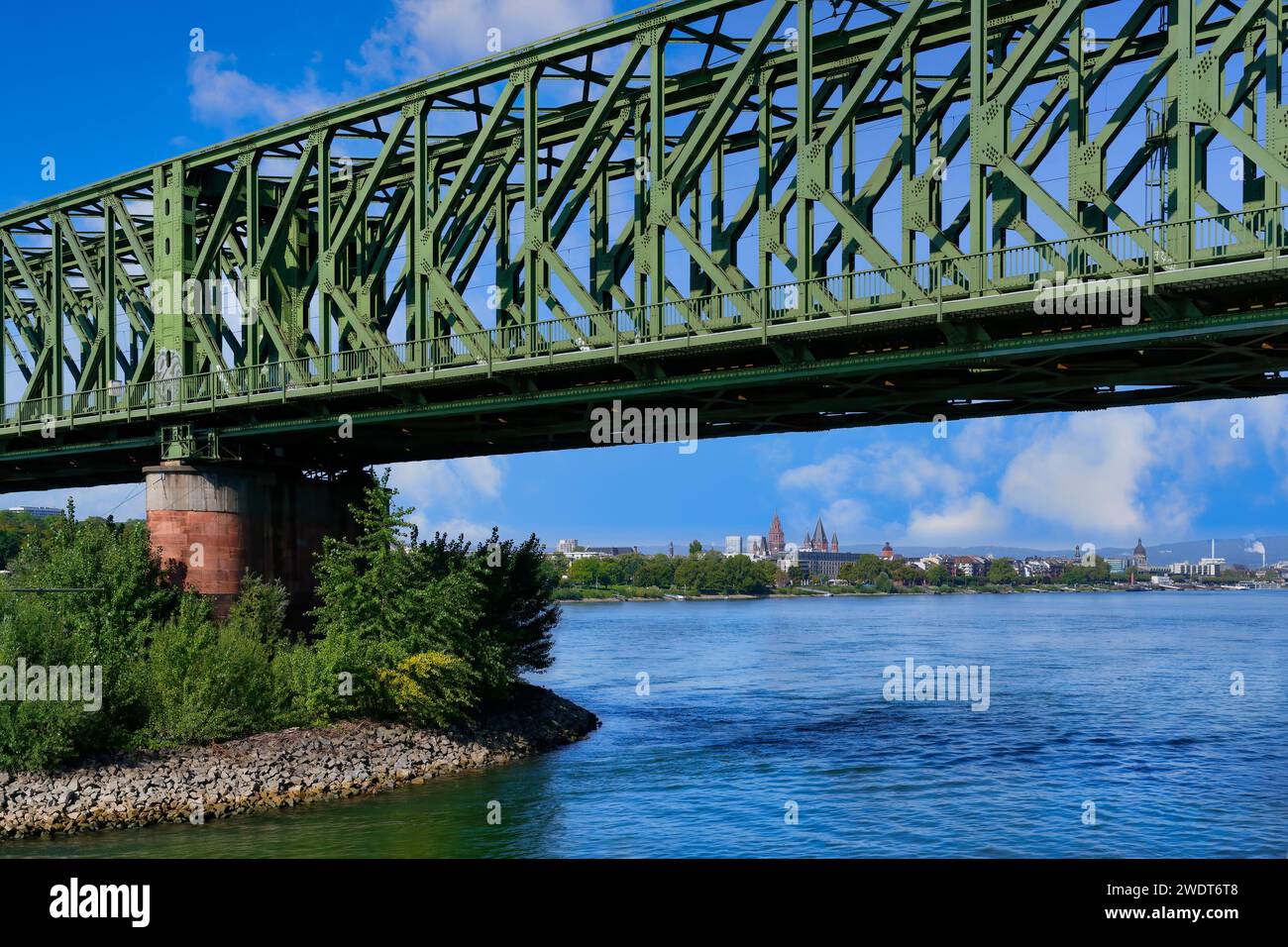 Vue sur le centre-ville de Mayence, pont ferroviaire sud historique traversant le Rhin, Mayence, Rhénanie-Palatinat, Allemagne, Europe Banque D'Images