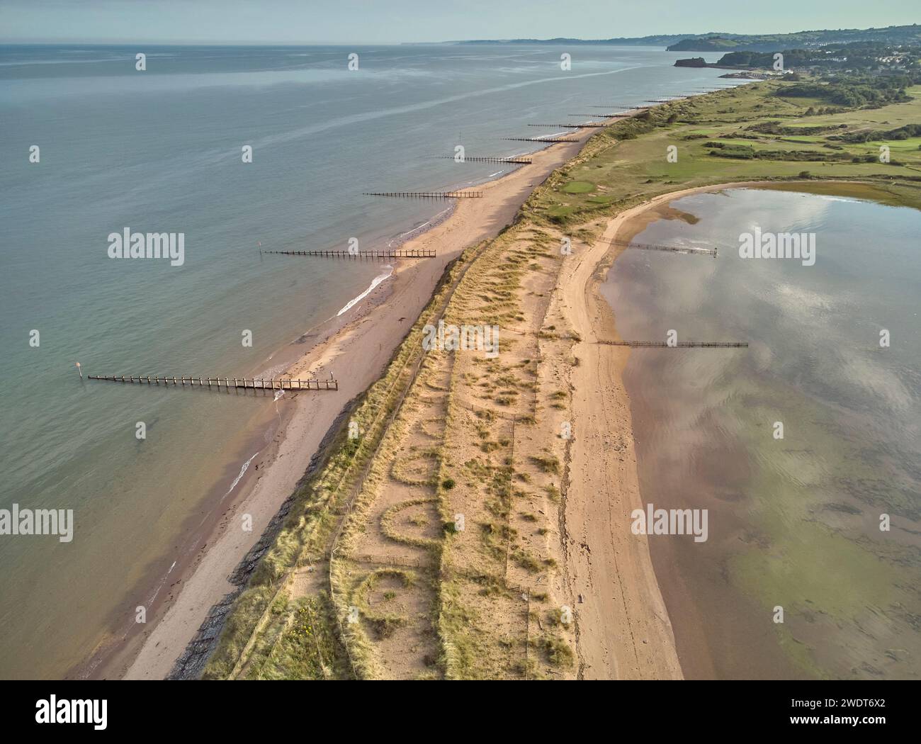 Vue aérienne de la plage et des dunes à Dawlish Warren, gardant l'embouchure de la rivière exe, regardant vers le sud le long de la côte vers la ville de Dawlish Banque D'Images