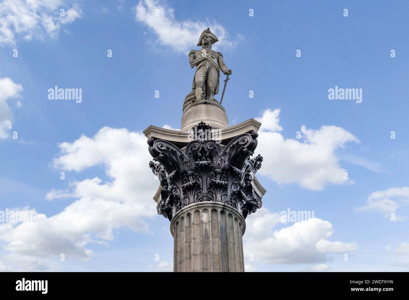 Le sommet de la colonne Nelson à Trafalgar Square avec la statue d'Horatio Nelson sur le sommet, Londres, Royaume-Uni Banque D'Images