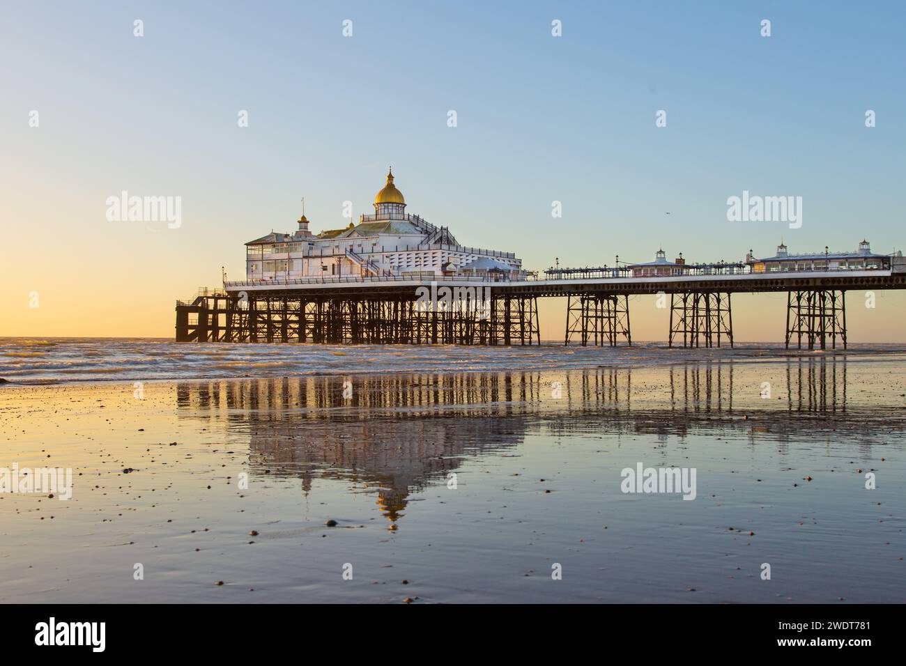 Eastbourne Pier at Sunrise, construit dans les années 1870 et une structure classée Grade II*, Eastbourne, East Sussex, Angleterre, Royaume-Uni, Europe Banque D'Images