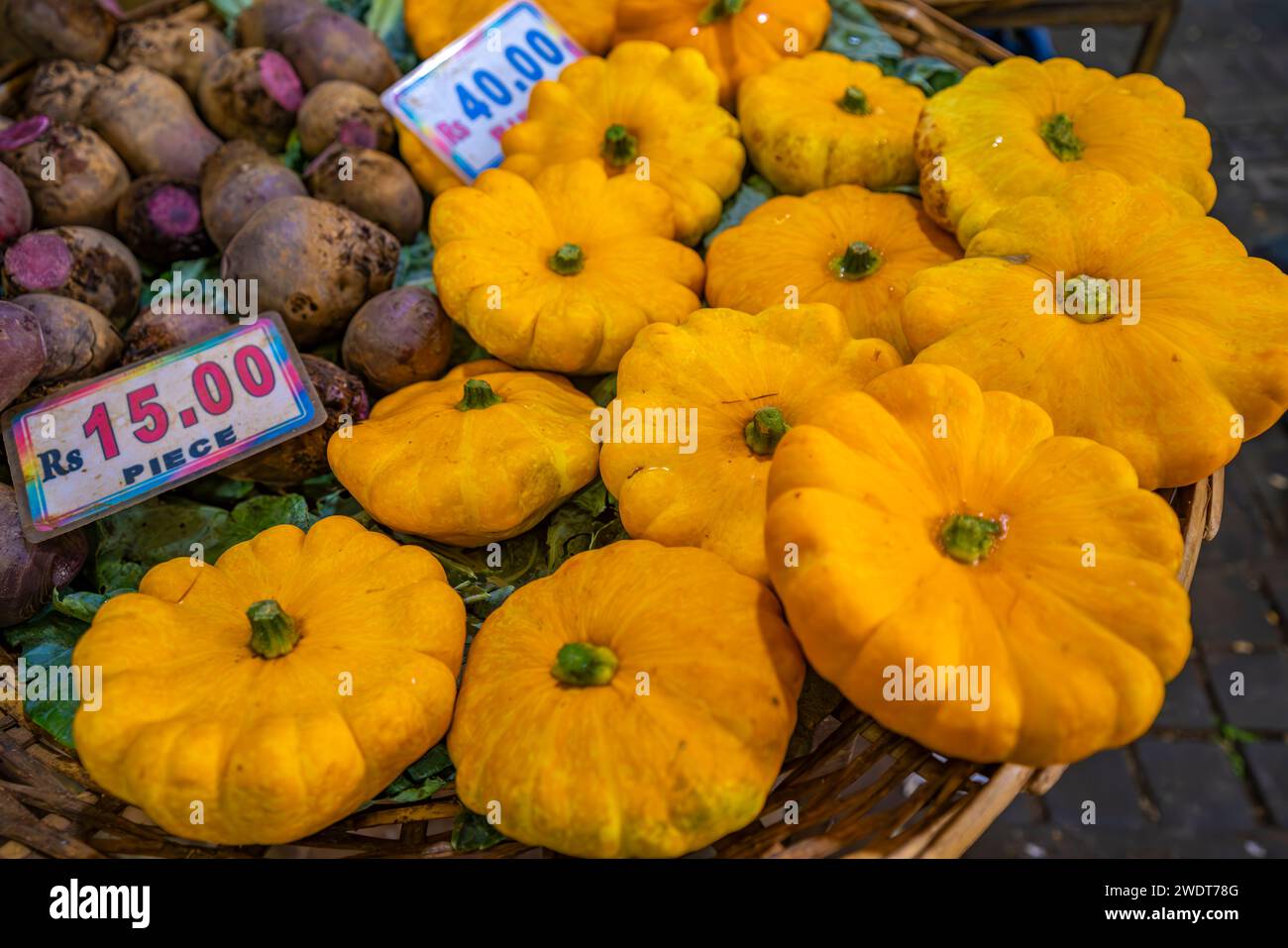 Vue de produits, y compris patty pan squash sur le stand du marché central à Port Louis, Port Louis, Maurice, Océan Indien, Afrique Banque D'Images