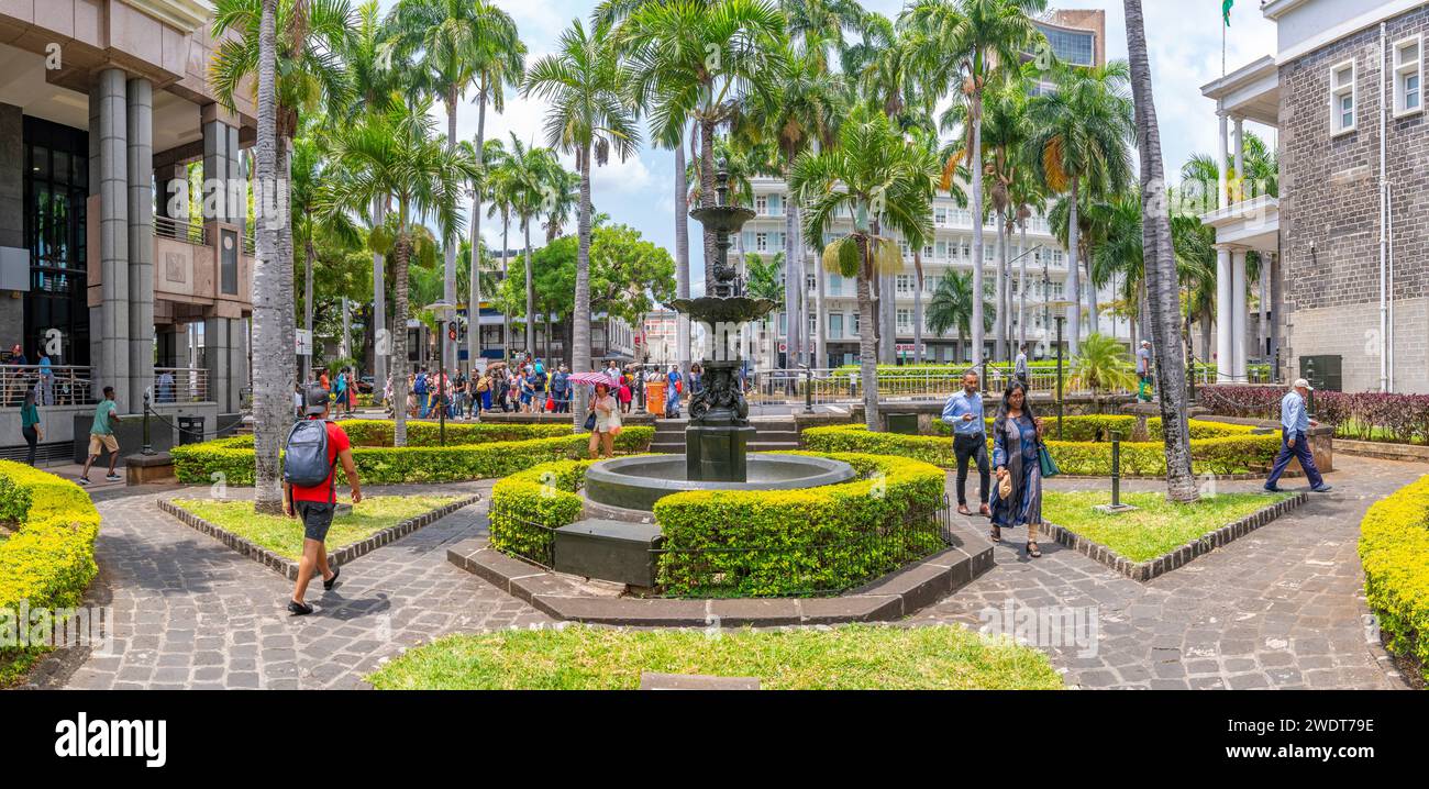 Vue sur fontaine et arbres de la place d'armes à Port Louis, Port Louis, Maurice, Océan Indien, Afrique Banque D'Images