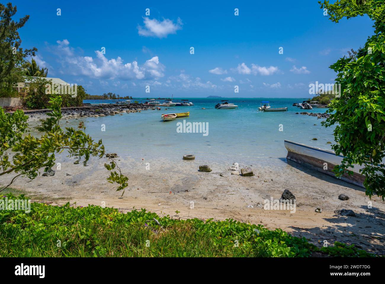 Vue sur la plage et l'océan Indien turquoise par jour ensoleillé près de poste Lafayette, Maurice, Océan Indien, Afrique Banque D'Images