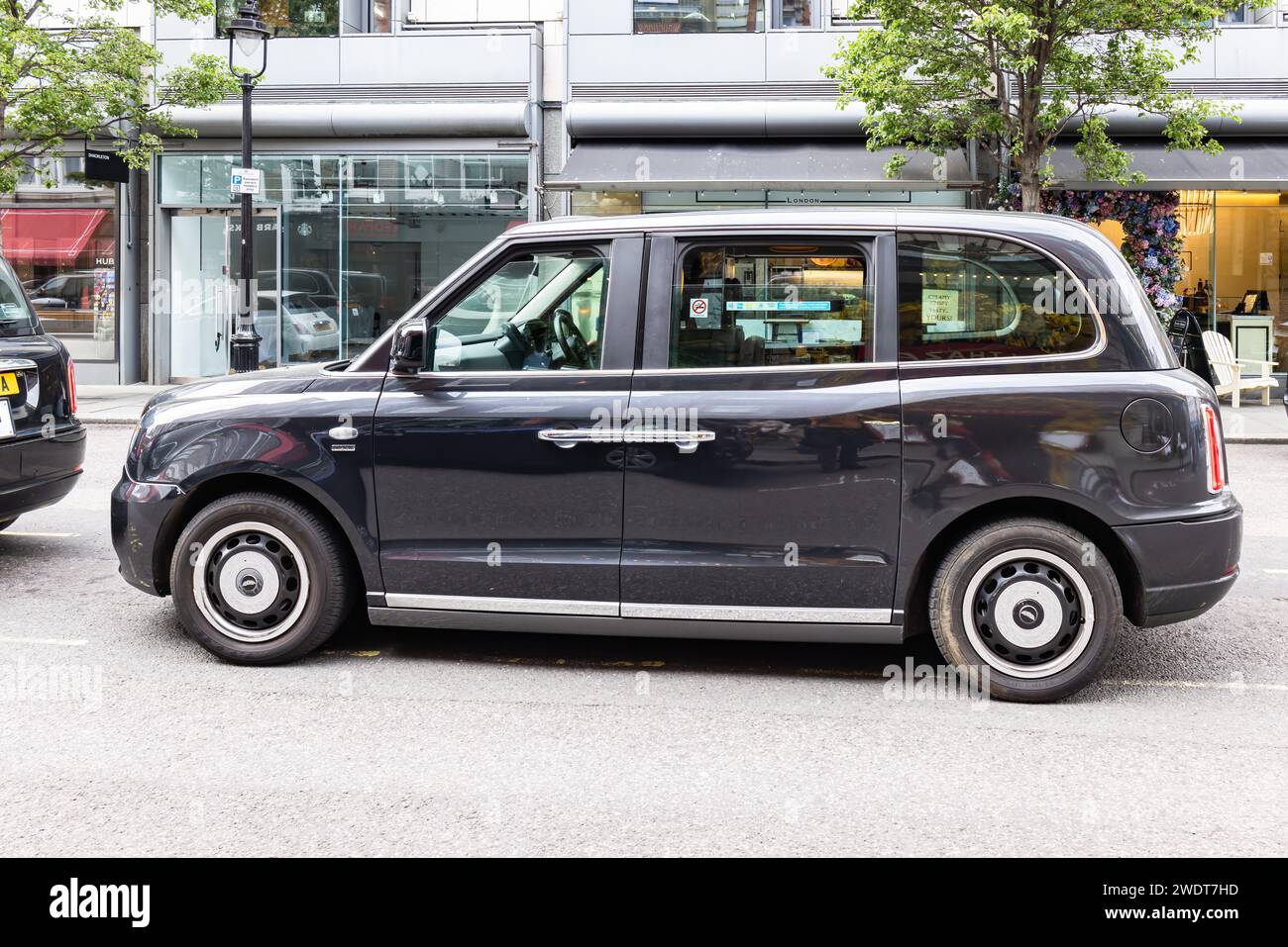 Londres, Royaume-Uni - 19 mai 2023 : taxi londonien traditionnel (Black Cab) sur Westminster, Londres, Royaume-Uni. Les taxis noirs sont l'un des systèmes de renommée mondiale Banque D'Images