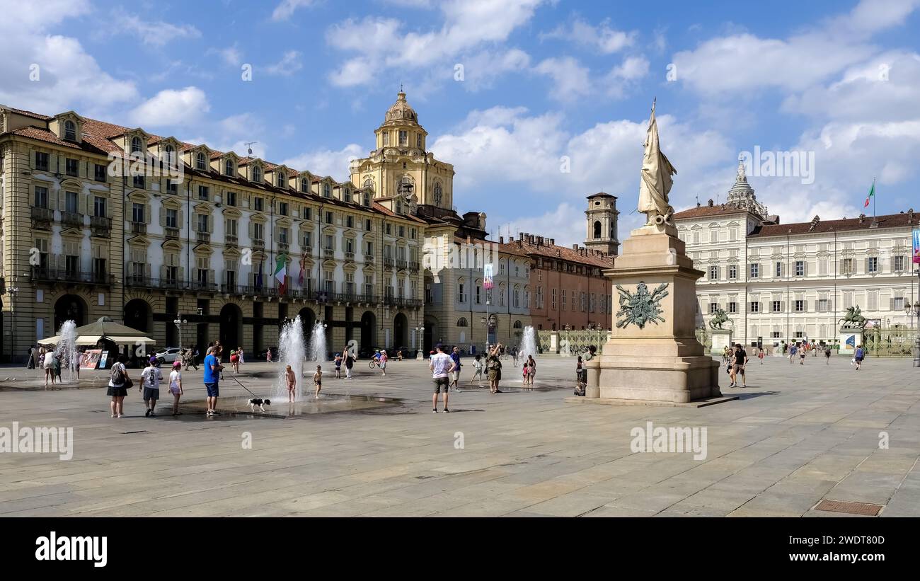 Vue sur la Piazza Castello, une place importante abritant plusieurs monuments, musées, théâtres et cafés Banque D'Images