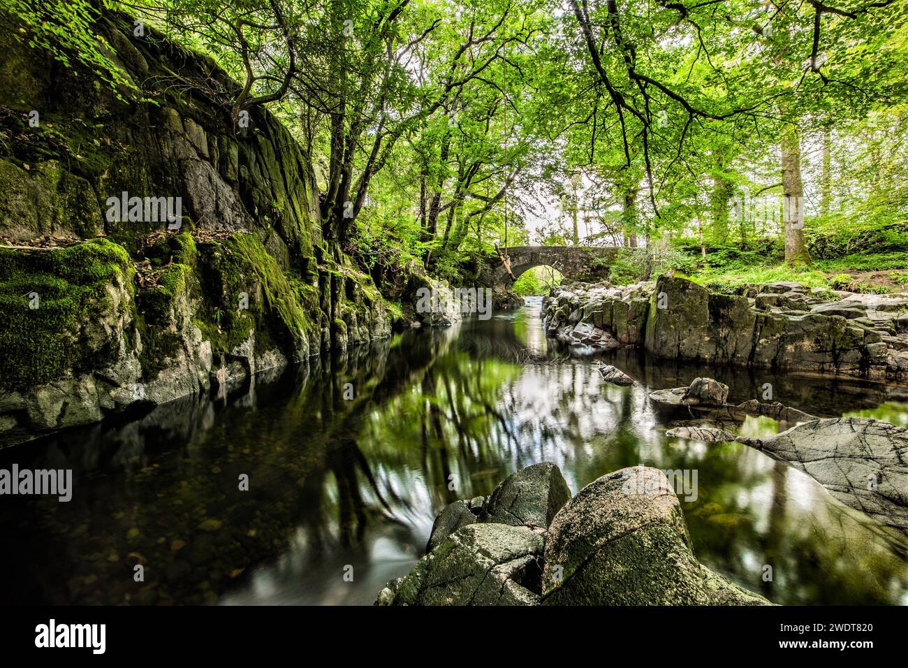 Journée nuageuse dans la vallée d'Eskdale avec des eaux calmes et froides de Trough House Bridge et de la magnifique rivière Esk Banque D'Images