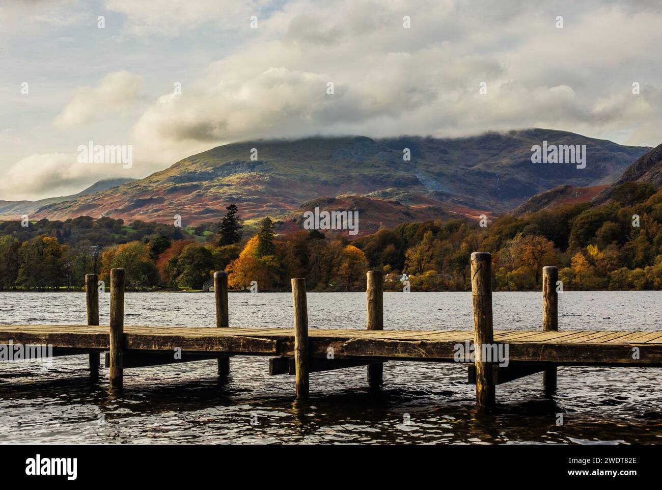 Vue sur Coniston Water en automne vers Coniston Old Man, Lake District National Park, site du patrimoine mondial de l'UNESCO, Cumbria, Angleterre Banque D'Images