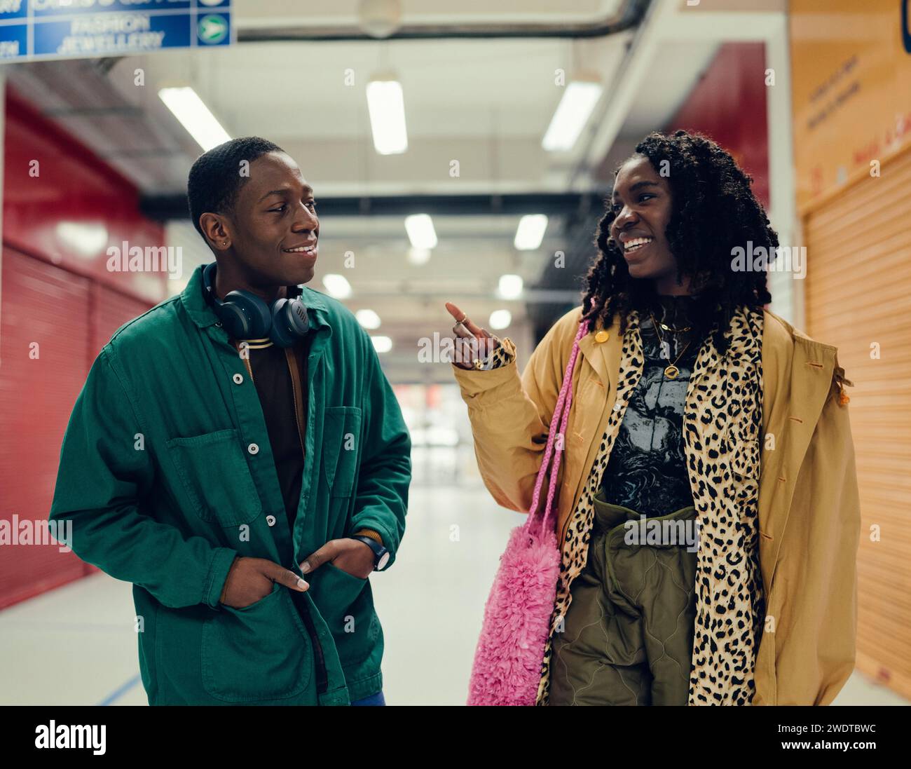 Rye Lane (2023) réalisé par Raine Allen-Miller et mettant en vedette David Jonsson et Vivian Oparah dans le rôle de deux jeunes se déchaînant de mauvaises ruptures qui se connectent au cours d'une journée mouvementée dans le sud de Londres. Photographie publicitaire ***USAGE ÉDITORIAL SEULEMENT***. Crédit : BFA / Chris Harris / Searchlight Pictures Banque D'Images