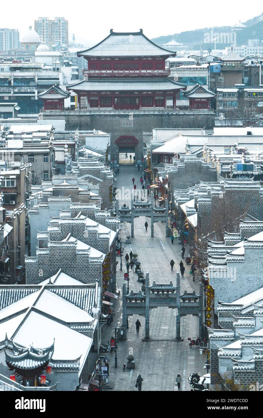 Pékin, Chine. 22 janvier 2024. Une photo de drone aérienne prise le 22 janvier 2024 montre des gens visitant l'ancienne ville de Xiangyang, dans la province du Hubei, au centre de la Chine. Crédit : Yang Dong/Xinhua/Alamy Live News Banque D'Images