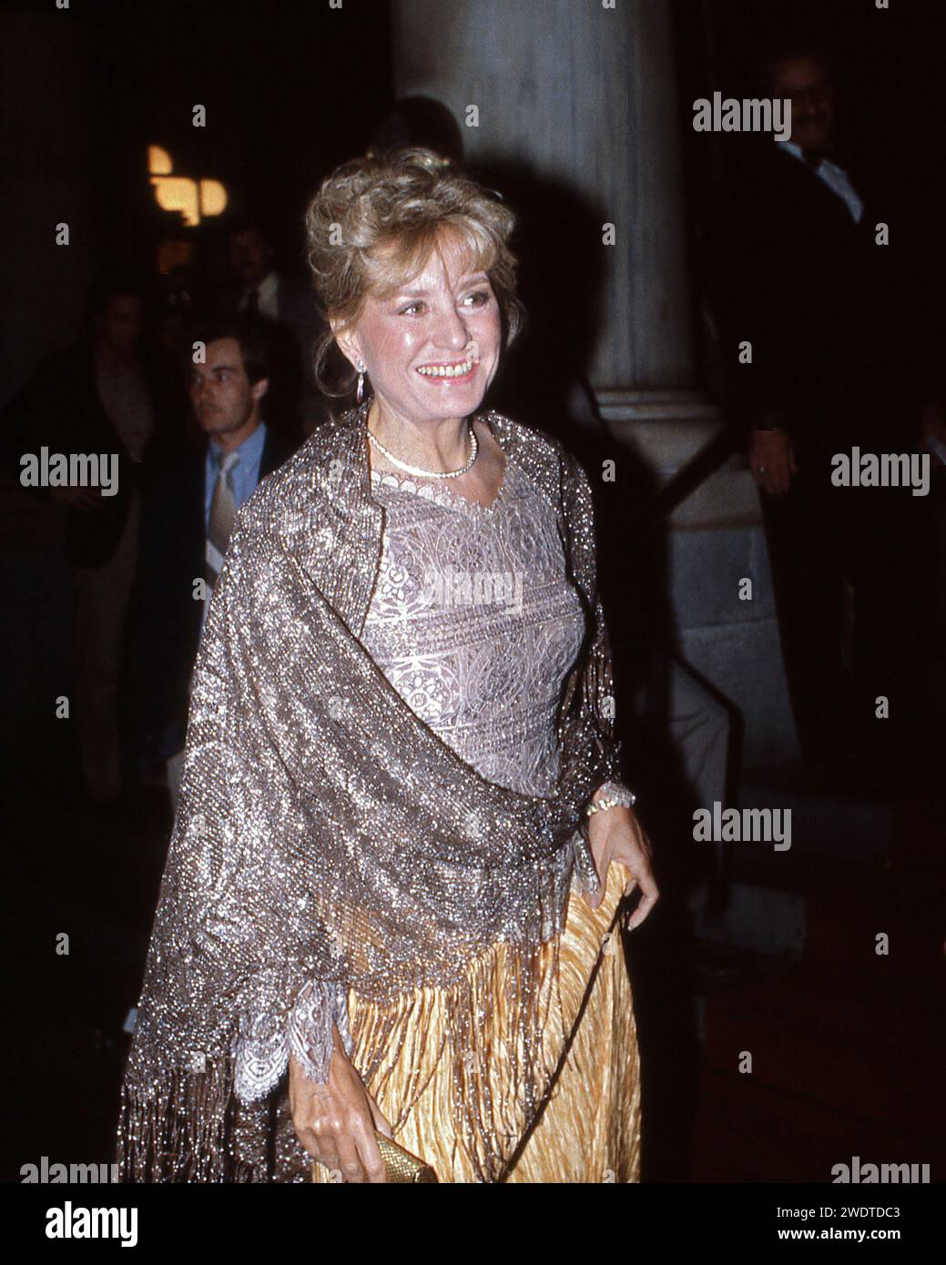 Barbara Walters quitte un événement à Manhattan, vers 1980. Banque D'Images