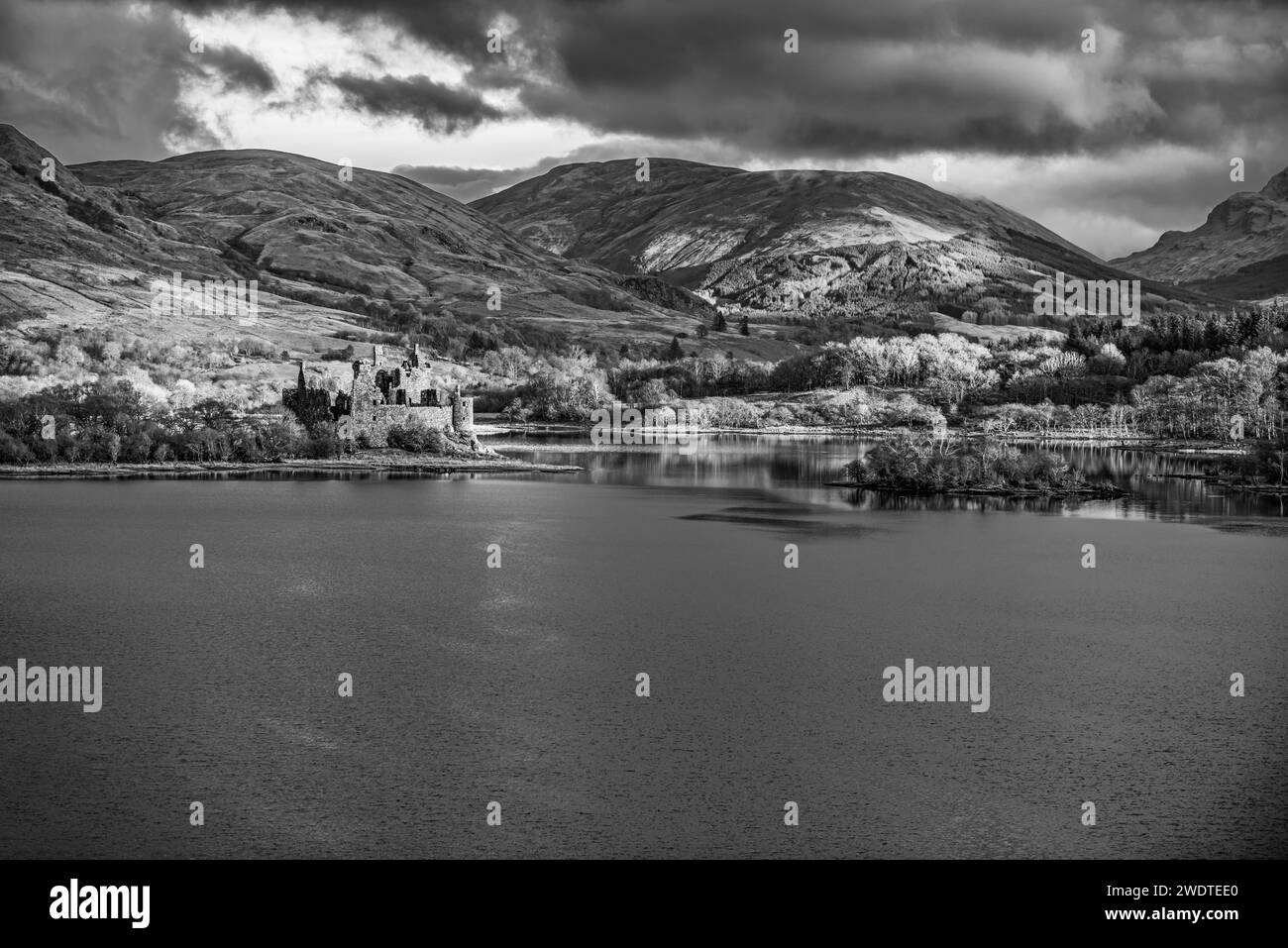 La ruine du château de Kilchurn, des montagnes des Highlands et du Loch Awe, en Écosse. Banque D'Images