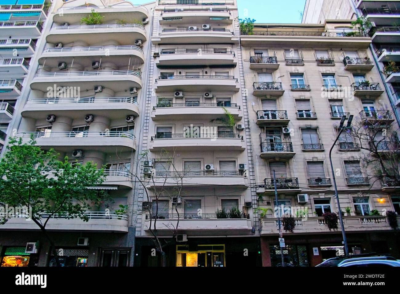 Buenos Aires, Argentine, Un immeuble typique de Buenos Aires dans le quartier populaire de la Recoleta avec un mélange de styles architecturaux. Banque D'Images