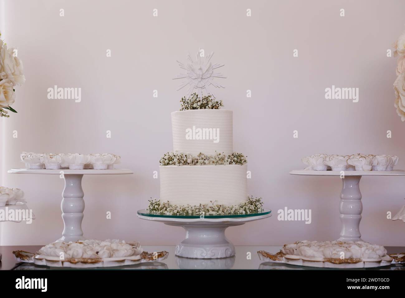 beau gâteau de fête représentant le baptême - délicieuse fête de bonbons, gâteau de baptême, célébration de bonbons, réception, nourriture Banque D'Images