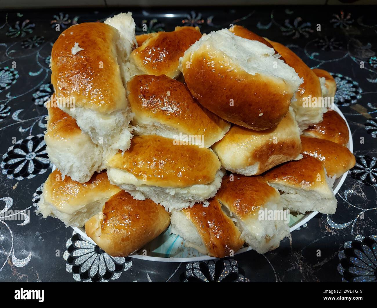 Tartes sucrées avec remplissage reposant sur une assiette, vue de dessus. Banque D'Images