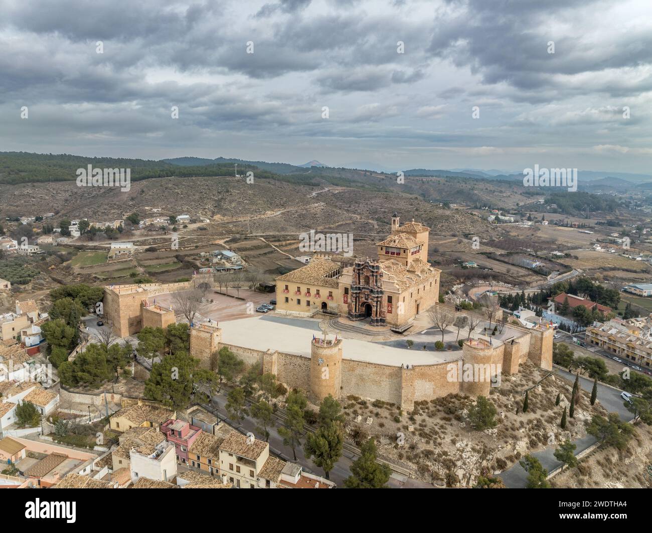 Vue aérienne de Caravaca de la Cruz à Murcie, au sud-est de l'Espagne. Un lieu de pèlerinage majeur dominé par la Basilique Sanctuaire de Vera Cruz avec façade baroque Banque D'Images