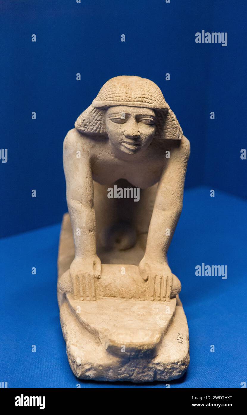 Musée égyptien du Caire, statuette modèle d'un serviteur écrasant des grains avec une pierre ronde. Banque D'Images