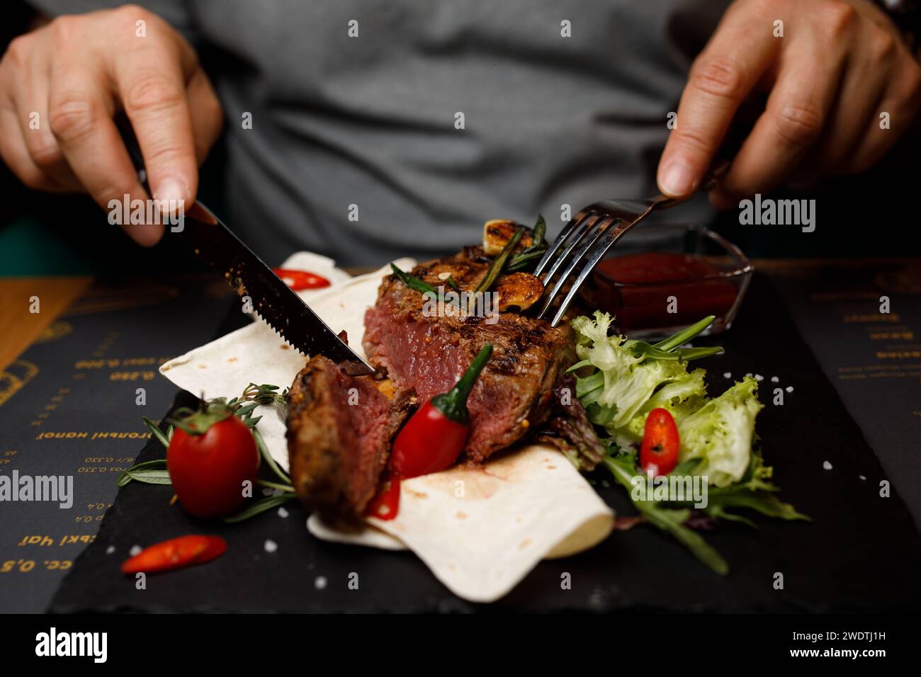 steak sur la planche, viande de restaurant main. Photo de haute qualité Banque D'Images