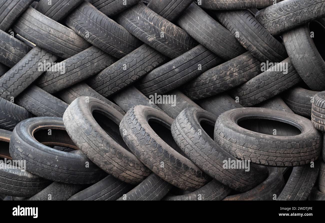 Un tas de pneus de vidage de voitures d'occasion. Pollution de l'environnement. Vieux pneus. Banque D'Images