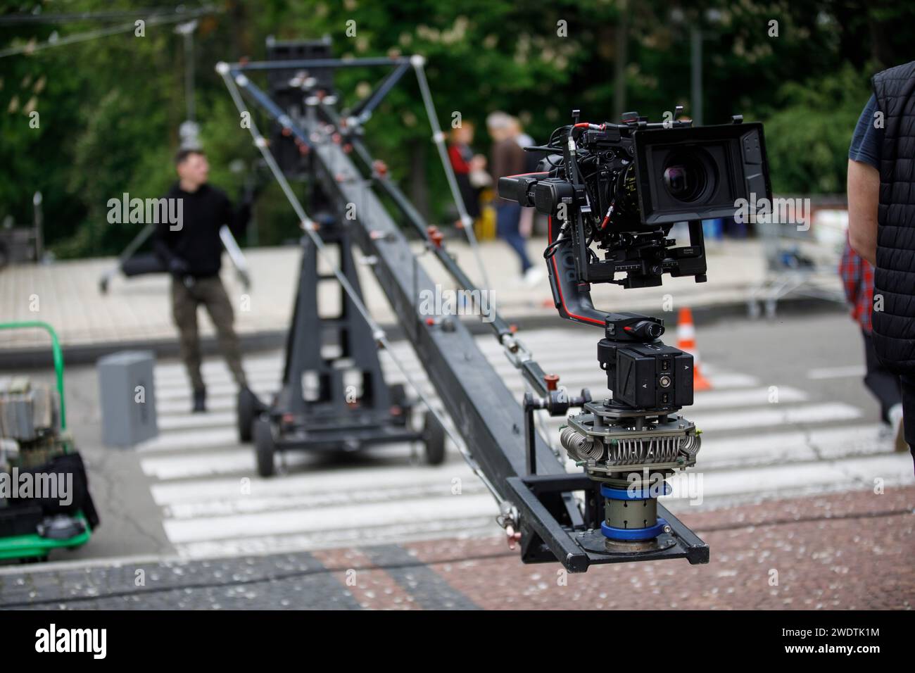 caméra de construction filmant la rue du cinéma. Photo de haute qualité Banque D'Images