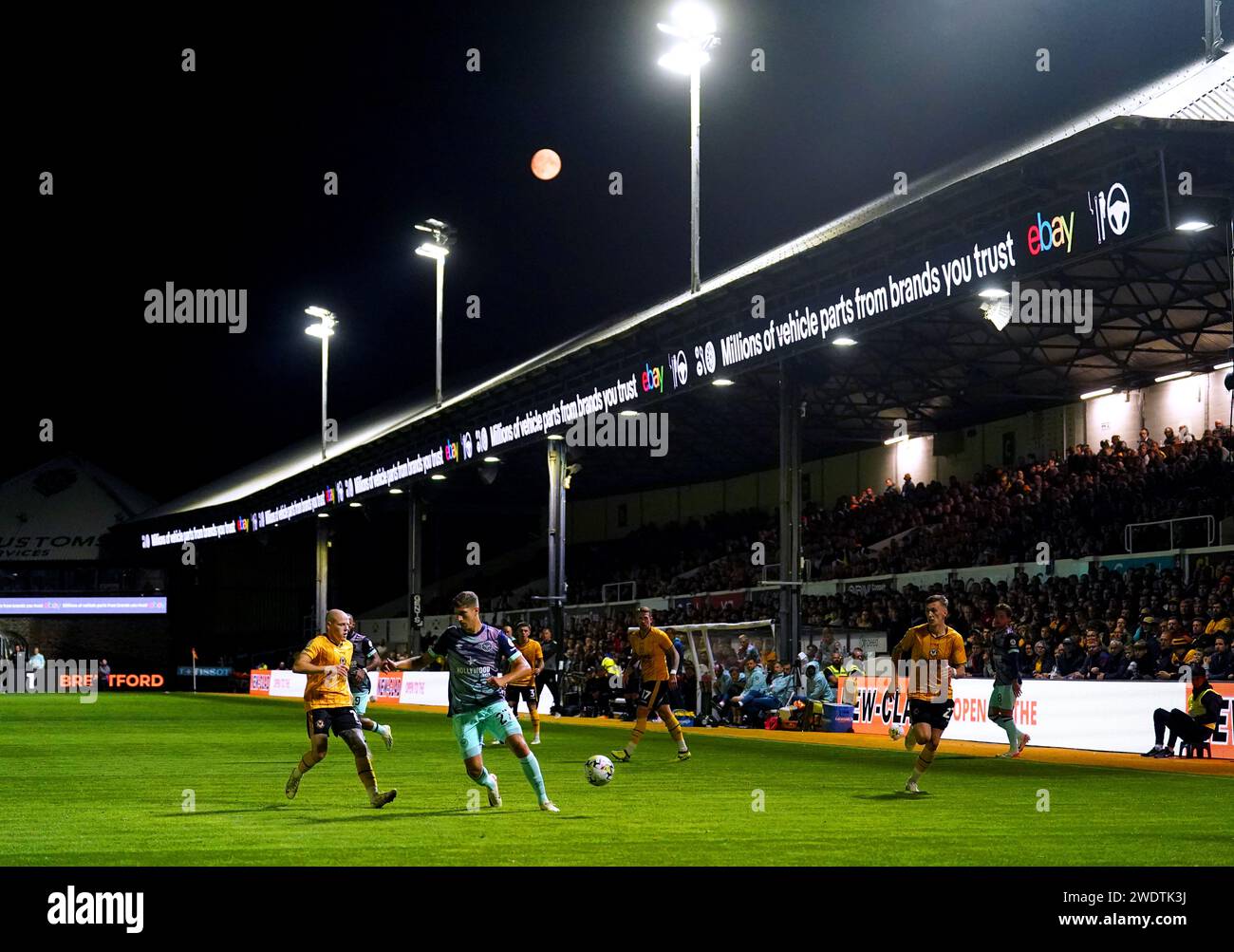 Photo du dossier datée du 29-08-2023 de James Waite du comté de Newport et de Vitaly Janelt de Brentford. Newport a fermé sa billetterie avant le match nul du quatrième tour de la FA Cup contre Manchester United après que le personnel ait subi « des abus épouvantables et un comportement menaçant ». Date d'émission : lundi 22 janvier 2024. Banque D'Images