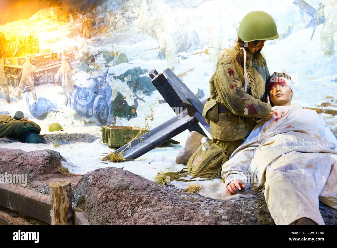 Un détail d'un soldat soviétique blessé avec une blessure sanglante à la tête aidée par une femme, une soldat. Partie d'un diorama pour la Grande Guerre patriotique, Banque D'Images