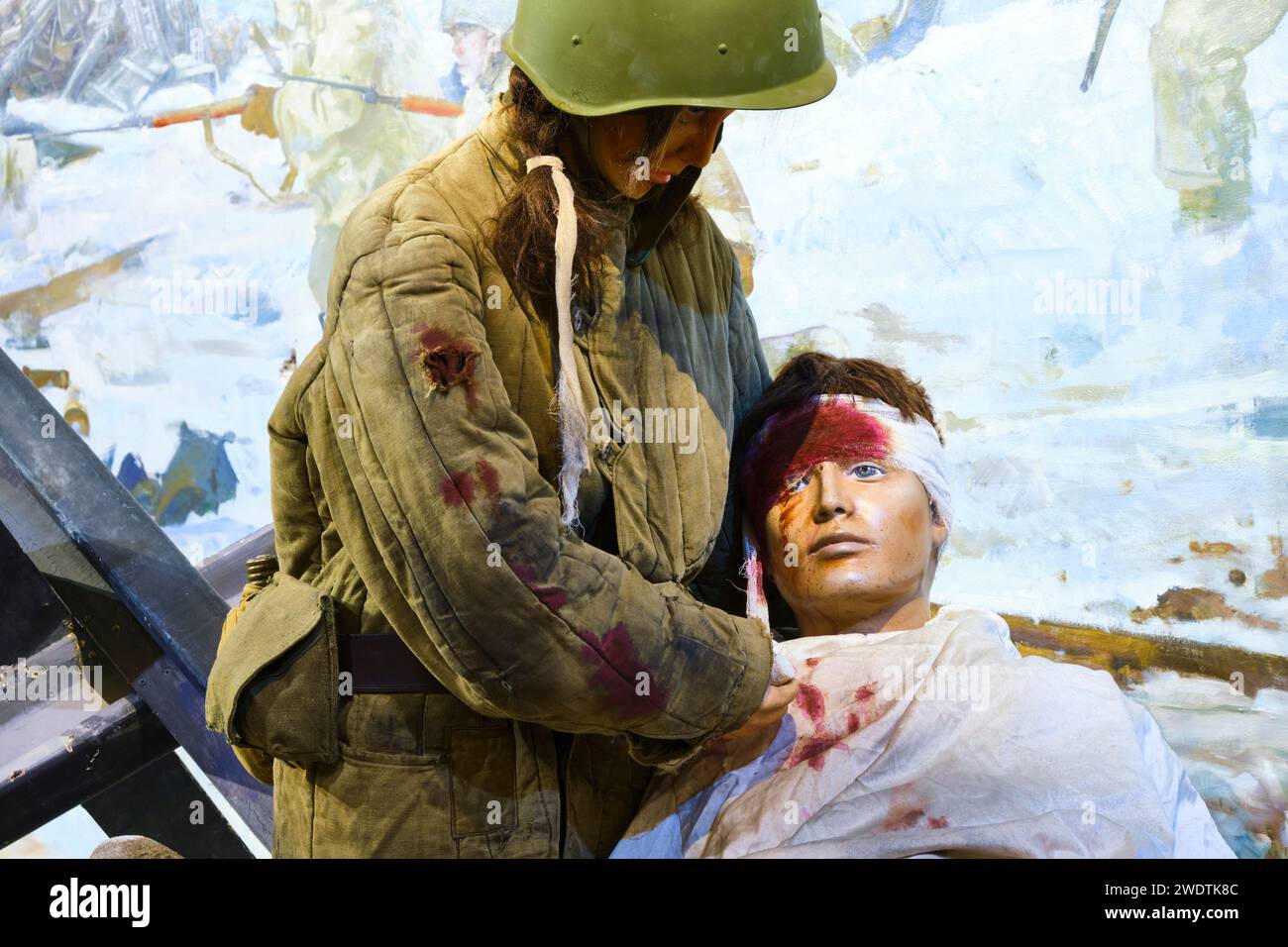 Un détail d'un soldat soviétique blessé avec une blessure sanglante à la tête aidée par une femme, une soldat. Partie d'un diorama pour la Grande Guerre patriotique, Banque D'Images