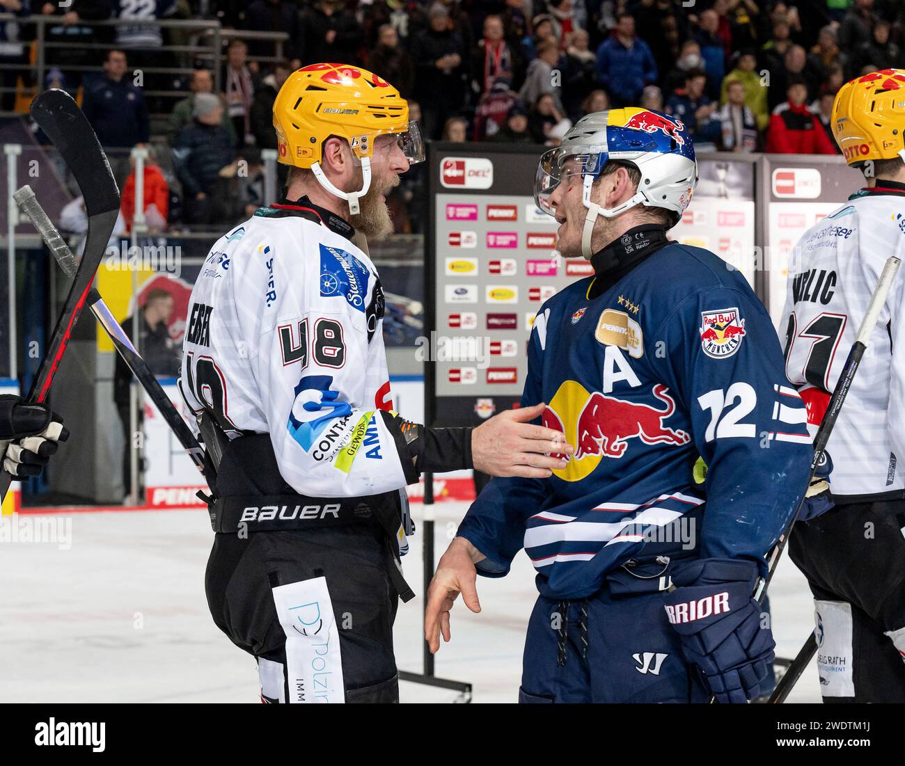 Muenchen, Deutschland. 21 janvier 2024. Nicholas B. Jensen (Fischtown Pinguins Bremerhaven, #48) et Ben Smith (EHC Red Bull Muenchen, #12) beim Shakehands. EHC Red Bull Muenchen gegen Fischtown Pinguins Bremerhaven, Eishockey, DEL, 40. Spieltag, saison 2023/2024, 21.01.2024. Photo : Eibner-Pressefoto/Heike Feiner crédit : dpa/Alamy Live News Banque D'Images