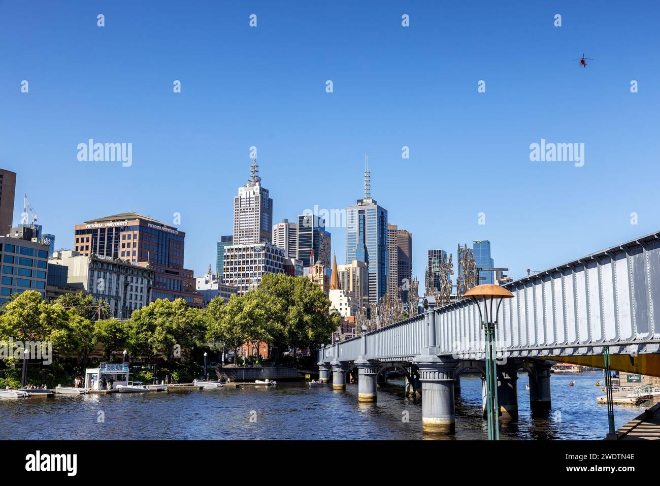 Melbourne, Australie - 20 janvier 2023 : vue de la ville du centre-ville de Melbourne avec le pont Sandridge traversant la rivière Yarra, Melbourne, Victoria, Austr Banque D'Images