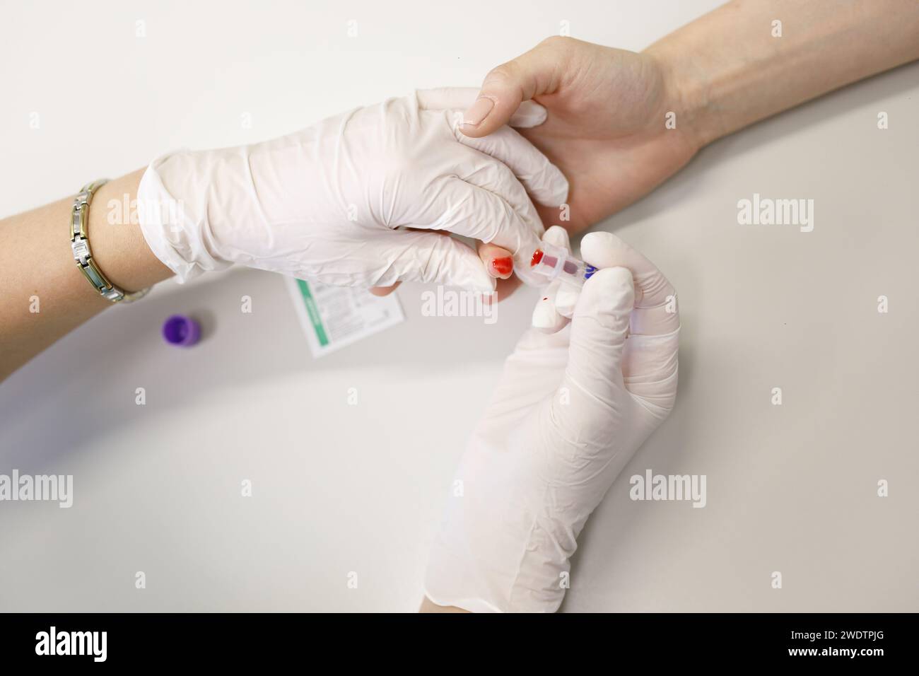 test sanguin des doigts, sang, tube à essai. Photo de haute qualité Banque D'Images